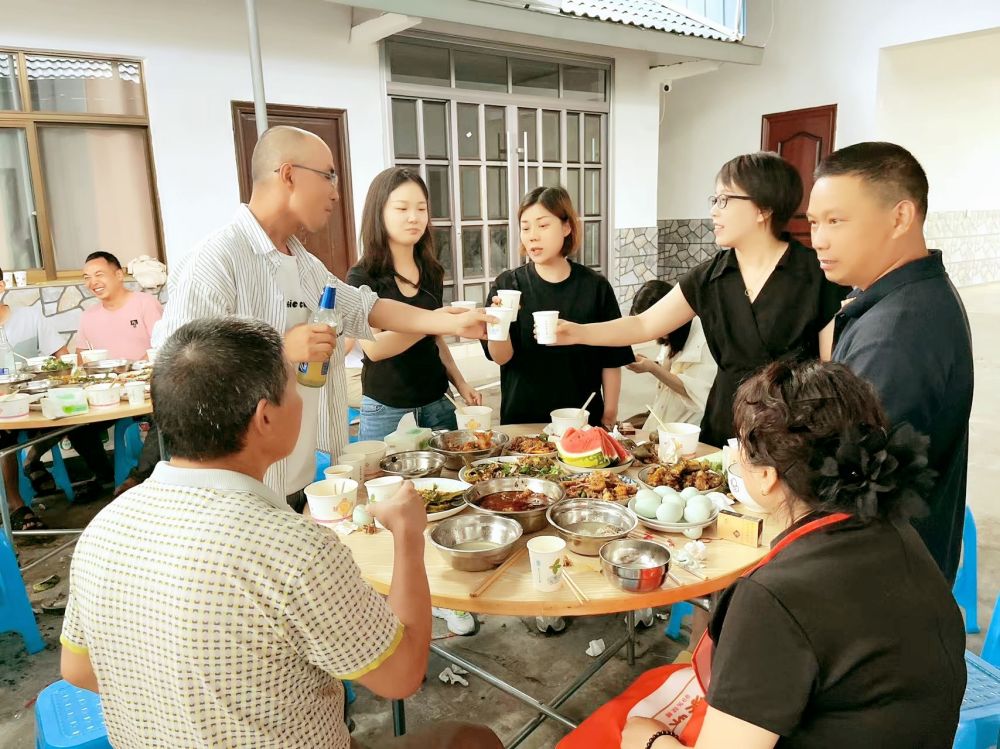 端午佳節(jié)即將來臨之際 四川博水環(huán)保 主管團(tuán)隊(duì) 攜節(jié)日禮品 ，向駐扎眉山工業(yè)園區(qū)污水處理廠項(xiàng)目駐地員工，送上深切的慰問和關(guān)懷